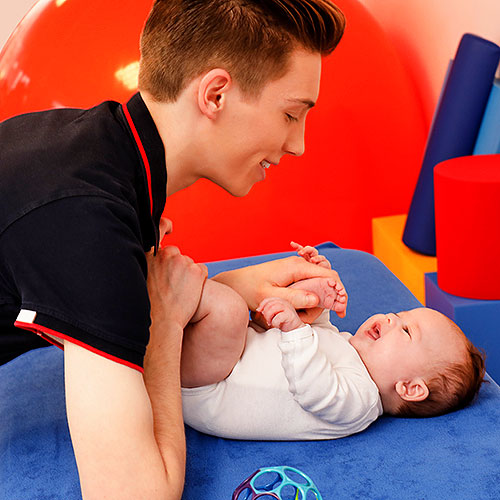 David Schmitt Physiotherapie mit Baby